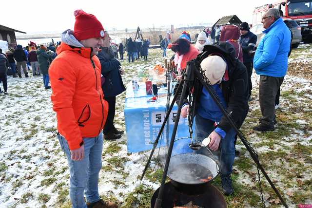 [WIDEO/FOTO] Weszli do lodowatej wody, aby wesprzeć chorą Malwinę. Charytatywne Morsowanie po raz kolejny nad zbiornikiem w Mściwojowie