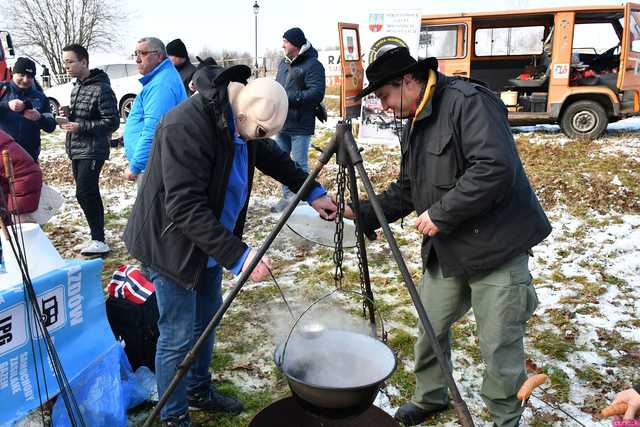 [WIDEO/FOTO] Weszli do lodowatej wody, aby wesprzeć chorą Malwinę. Charytatywne Morsowanie po raz kolejny nad zbiornikiem w Mściwojowie