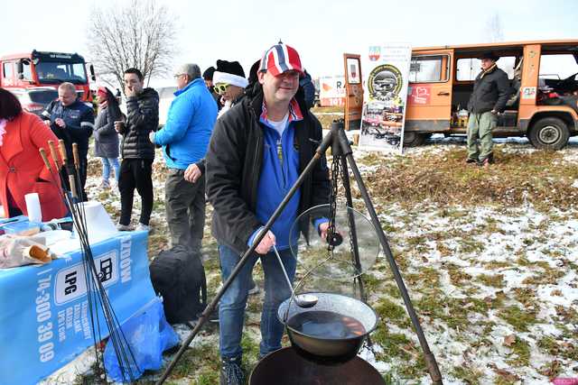 [WIDEO/FOTO] Weszli do lodowatej wody, aby wesprzeć chorą Malwinę. Charytatywne Morsowanie po raz kolejny nad zbiornikiem w Mściwojowie