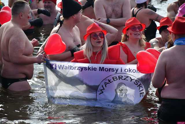 [WIDEO/FOTO] Weszli do lodowatej wody, aby wesprzeć chorą Malwinę. Charytatywne Morsowanie po raz kolejny nad zbiornikiem w Mściwojowie