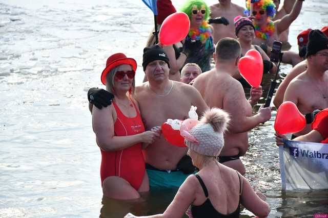 [WIDEO/FOTO] Weszli do lodowatej wody, aby wesprzeć chorą Malwinę. Charytatywne Morsowanie po raz kolejny nad zbiornikiem w Mściwojowie