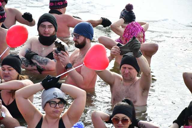 [WIDEO/FOTO] Weszli do lodowatej wody, aby wesprzeć chorą Malwinę. Charytatywne Morsowanie po raz kolejny nad zbiornikiem w Mściwojowie