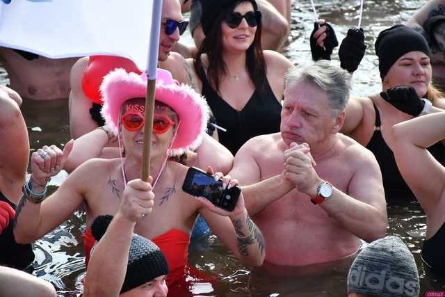 [WIDEO/FOTO] Weszli do lodowatej wody, aby wesprzeć chorą Malwinę. Charytatywne Morsowanie po raz kolejny nad zbiornikiem w Mściwojowie