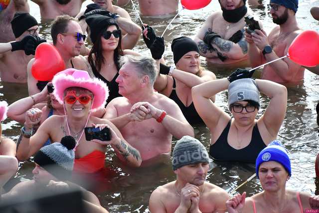 [WIDEO/FOTO] Weszli do lodowatej wody, aby wesprzeć chorą Malwinę. Charytatywne Morsowanie po raz kolejny nad zbiornikiem w Mściwojowie