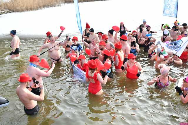 [WIDEO/FOTO] Weszli do lodowatej wody, aby wesprzeć chorą Malwinę. Charytatywne Morsowanie po raz kolejny nad zbiornikiem w Mściwojowie