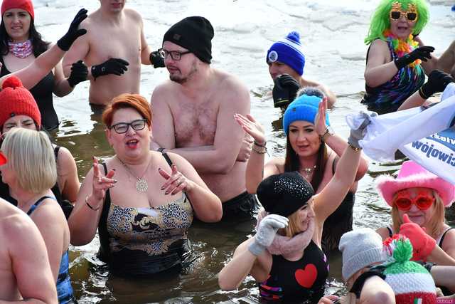 [WIDEO/FOTO] Weszli do lodowatej wody, aby wesprzeć chorą Malwinę. Charytatywne Morsowanie po raz kolejny nad zbiornikiem w Mściwojowie