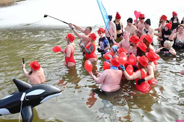 [WIDEO/FOTO] Weszli do lodowatej wody, aby wesprzeć chorą Malwinę. Charytatywne Morsowanie po raz kolejny nad zbiornikiem w Mściwojowie