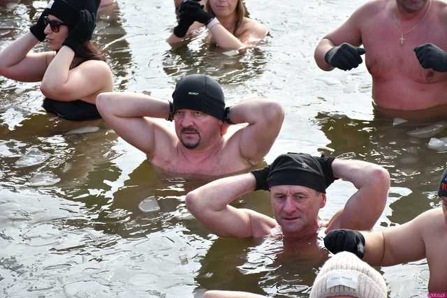 [WIDEO/FOTO] Weszli do lodowatej wody, aby wesprzeć chorą Malwinę. Charytatywne Morsowanie po raz kolejny nad zbiornikiem w Mściwojowie