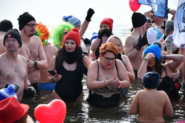 [WIDEO/FOTO] Weszli do lodowatej wody, aby wesprzeć chorą Malwinę. Charytatywne Morsowanie po raz kolejny nad zbiornikiem w Mściwojowie