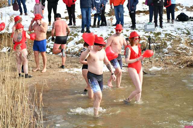 [WIDEO/FOTO] Weszli do lodowatej wody, aby wesprzeć chorą Malwinę. Charytatywne Morsowanie po raz kolejny nad zbiornikiem w Mściwojowie