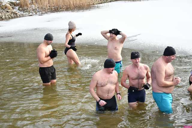 [WIDEO/FOTO] Weszli do lodowatej wody, aby wesprzeć chorą Malwinę. Charytatywne Morsowanie po raz kolejny nad zbiornikiem w Mściwojowie