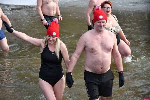 [WIDEO/FOTO] Weszli do lodowatej wody, aby wesprzeć chorą Malwinę. Charytatywne Morsowanie po raz kolejny nad zbiornikiem w Mściwojowie