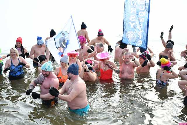 [WIDEO/FOTO] Weszli do lodowatej wody, aby wesprzeć chorą Malwinę. Charytatywne Morsowanie po raz kolejny nad zbiornikiem w Mściwojowie
