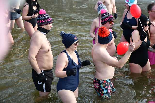 [WIDEO/FOTO] Weszli do lodowatej wody, aby wesprzeć chorą Malwinę. Charytatywne Morsowanie po raz kolejny nad zbiornikiem w Mściwojowie