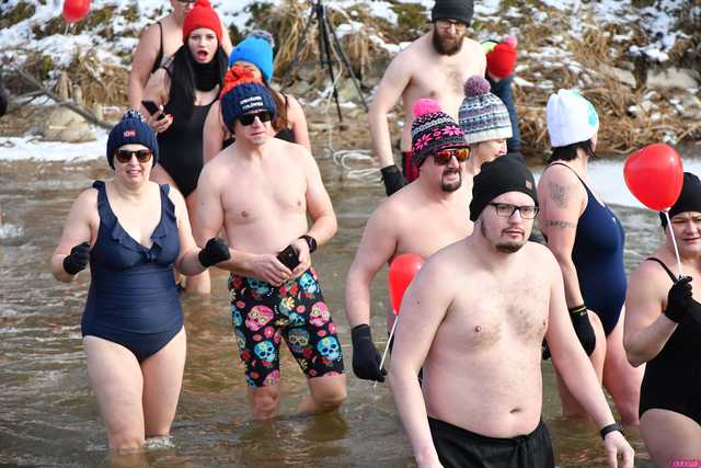 [WIDEO/FOTO] Weszli do lodowatej wody, aby wesprzeć chorą Malwinę. Charytatywne Morsowanie po raz kolejny nad zbiornikiem w Mściwojowie