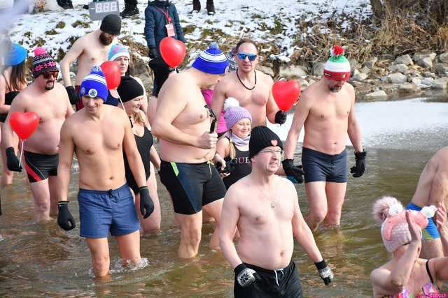 [WIDEO/FOTO] Weszli do lodowatej wody, aby wesprzeć chorą Malwinę. Charytatywne Morsowanie po raz kolejny nad zbiornikiem w Mściwojowie