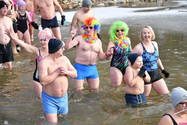 [WIDEO/FOTO] Weszli do lodowatej wody, aby wesprzeć chorą Malwinę. Charytatywne Morsowanie po raz kolejny nad zbiornikiem w Mściwojowie