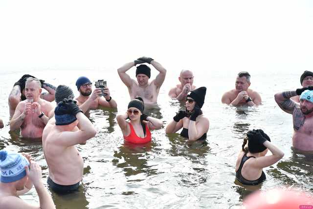 [WIDEO/FOTO] Weszli do lodowatej wody, aby wesprzeć chorą Malwinę. Charytatywne Morsowanie po raz kolejny nad zbiornikiem w Mściwojowie