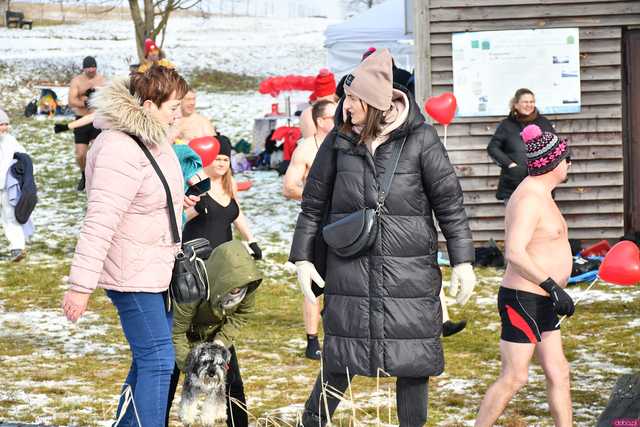 [WIDEO/FOTO] Weszli do lodowatej wody, aby wesprzeć chorą Malwinę. Charytatywne Morsowanie po raz kolejny nad zbiornikiem w Mściwojowie