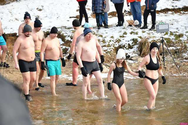 [WIDEO/FOTO] Weszli do lodowatej wody, aby wesprzeć chorą Malwinę. Charytatywne Morsowanie po raz kolejny nad zbiornikiem w Mściwojowie