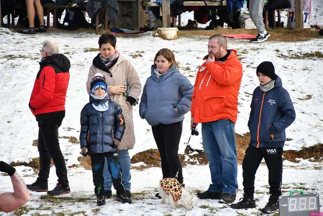 [WIDEO/FOTO] Weszli do lodowatej wody, aby wesprzeć chorą Malwinę. Charytatywne Morsowanie po raz kolejny nad zbiornikiem w Mściwojowie