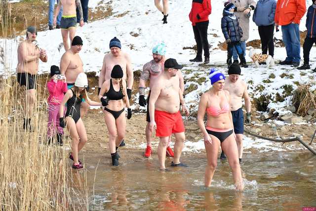 [WIDEO/FOTO] Weszli do lodowatej wody, aby wesprzeć chorą Malwinę. Charytatywne Morsowanie po raz kolejny nad zbiornikiem w Mściwojowie