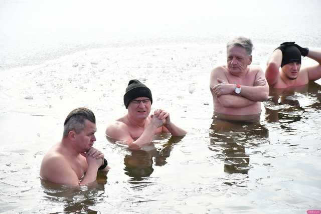 [WIDEO/FOTO] Weszli do lodowatej wody, aby wesprzeć chorą Malwinę. Charytatywne Morsowanie po raz kolejny nad zbiornikiem w Mściwojowie