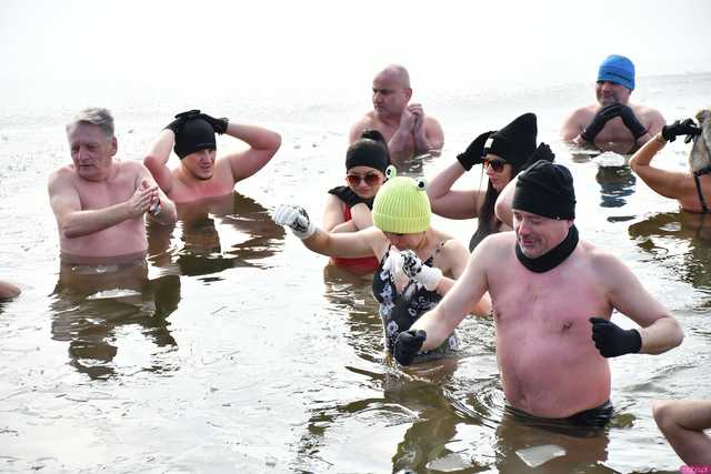 [WIDEO/FOTO] Weszli do lodowatej wody, aby wesprzeć chorą Malwinę. Charytatywne Morsowanie po raz kolejny nad zbiornikiem w Mściwojowie