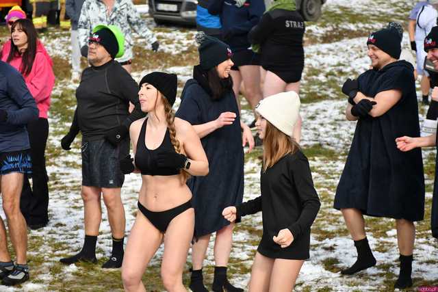 [WIDEO/FOTO] Weszli do lodowatej wody, aby wesprzeć chorą Malwinę. Charytatywne Morsowanie po raz kolejny nad zbiornikiem w Mściwojowie