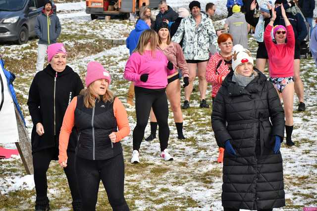 [WIDEO/FOTO] Weszli do lodowatej wody, aby wesprzeć chorą Malwinę. Charytatywne Morsowanie po raz kolejny nad zbiornikiem w Mściwojowie