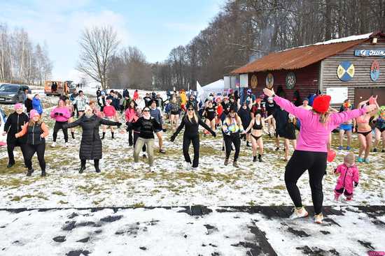 [WIDEO/FOTO] Weszli do lodowatej wody, aby wesprzeć chorą Malwinę. Charytatywne Morsowanie po raz kolejny nad zbiornikiem w Mściwojowie