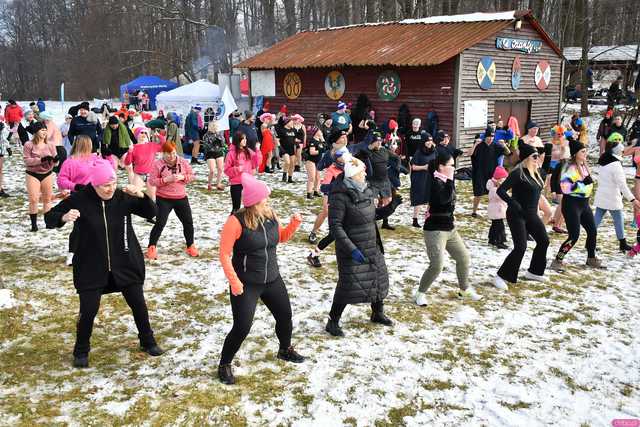 [WIDEO/FOTO] Weszli do lodowatej wody, aby wesprzeć chorą Malwinę. Charytatywne Morsowanie po raz kolejny nad zbiornikiem w Mściwojowie