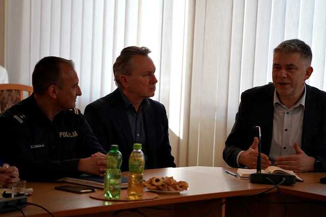 [FOTO] Policjanci podsumowali działania w minionym roku. Przedstawiono statystyki i omówiono dalszą współpracę