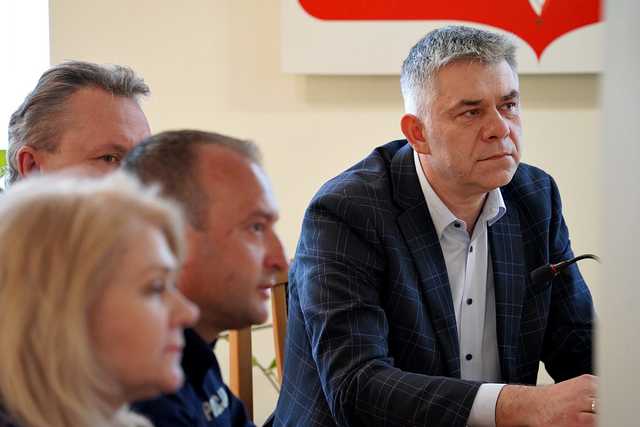[FOTO] Policjanci podsumowali działania w minionym roku. Przedstawiono statystyki i omówiono dalszą współpracę