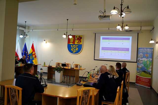 [FOTO] Policjanci podsumowali działania w minionym roku. Przedstawiono statystyki i omówiono dalszą współpracę