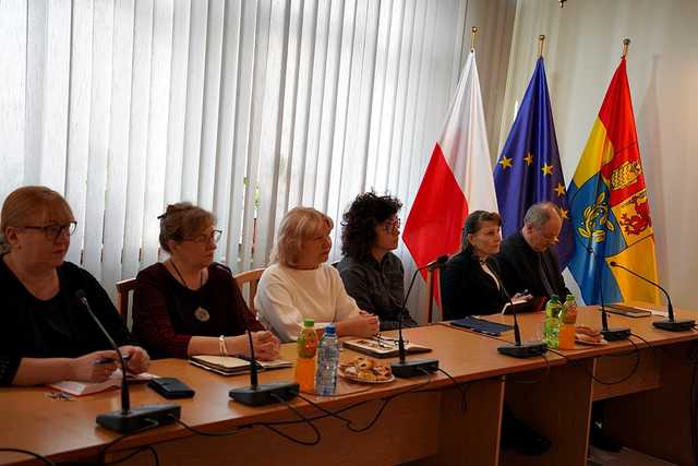 [FOTO] Policjanci podsumowali działania w minionym roku. Przedstawiono statystyki i omówiono dalszą współpracę