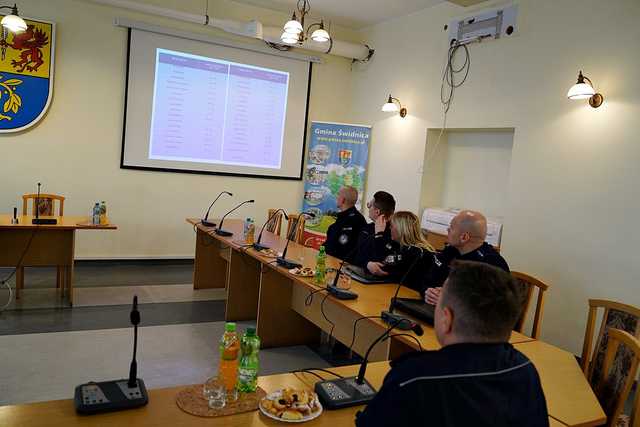 [FOTO] Policjanci podsumowali działania w minionym roku. Przedstawiono statystyki i omówiono dalszą współpracę