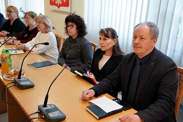 [FOTO] Policjanci podsumowali działania w minionym roku. Przedstawiono statystyki i omówiono dalszą współpracę