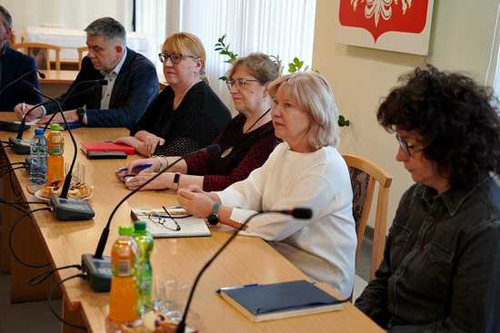 [FOTO] Policjanci podsumowali działania w minionym roku. Przedstawiono statystyki i omówiono dalszą współpracę