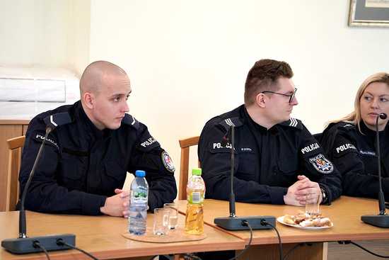[FOTO] Policjanci podsumowali działania w minionym roku. Przedstawiono statystyki i omówiono dalszą współpracę