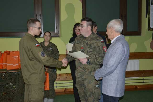 [FOTO] Minęło 30 lat od nadania sztandaru 14. Strzegomskiego Pułkowi Radioliniowo-Kablowemu