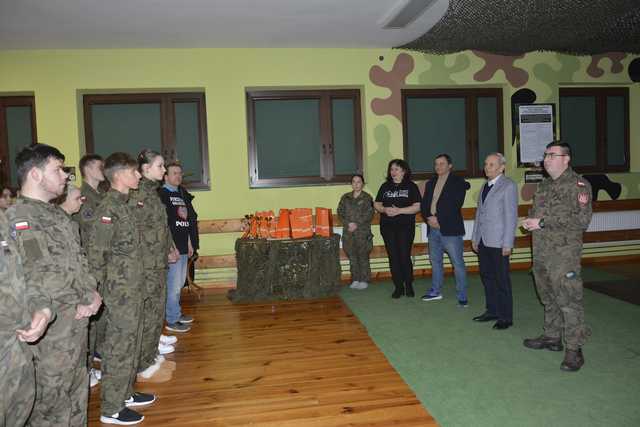 [FOTO] Minęło 30 lat od nadania sztandaru 14. Strzegomskiego Pułkowi Radioliniowo-Kablowemu