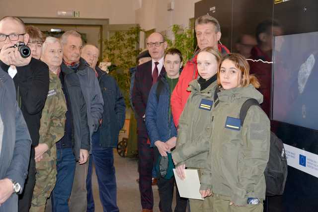 [FOTO] Minęło 30 lat od nadania sztandaru 14. Strzegomskiego Pułkowi Radioliniowo-Kablowemu