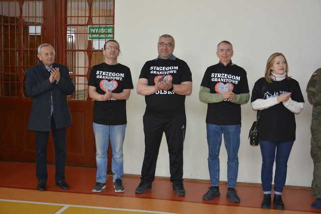 [FOTO] Minęło 30 lat od nadania sztandaru 14. Strzegomskiego Pułkowi Radioliniowo-Kablowemu