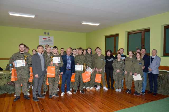 [FOTO] Minęło 30 lat od nadania sztandaru 14. Strzegomskiego Pułkowi Radioliniowo-Kablowemu
