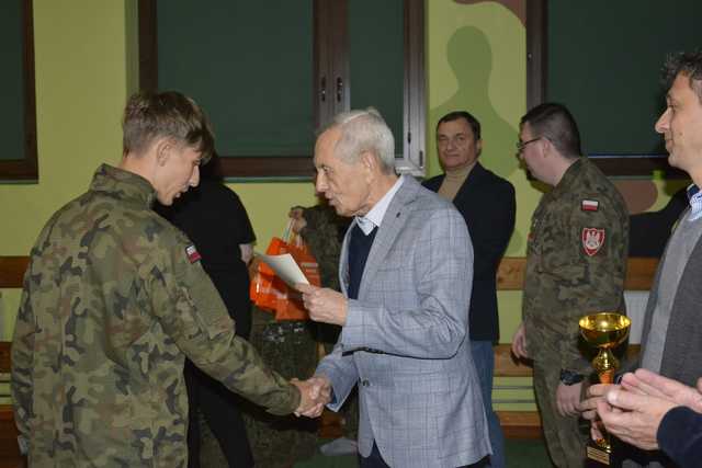 [FOTO] Minęło 30 lat od nadania sztandaru 14. Strzegomskiego Pułkowi Radioliniowo-Kablowemu