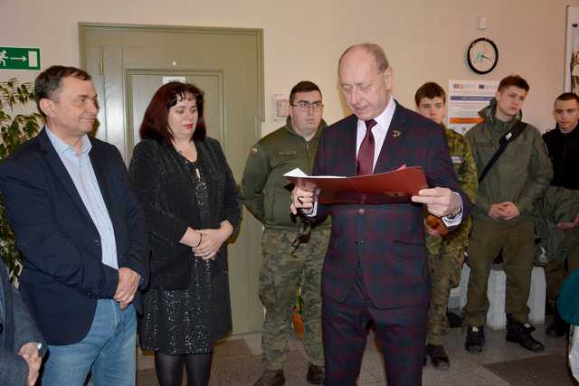 [FOTO] Minęło 30 lat od nadania sztandaru 14. Strzegomskiego Pułkowi Radioliniowo-Kablowemu