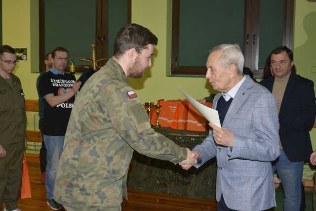 [FOTO] Minęło 30 lat od nadania sztandaru 14. Strzegomskiego Pułkowi Radioliniowo-Kablowemu