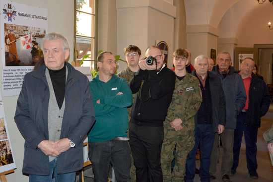 [FOTO] Minęło 30 lat od nadania sztandaru 14. Strzegomskiego Pułkowi Radioliniowo-Kablowemu