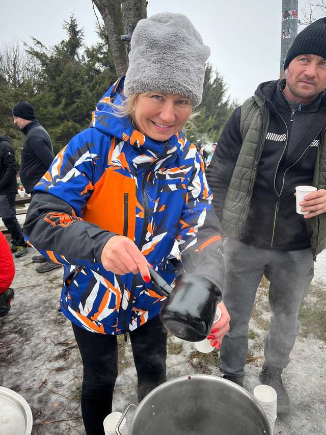 [FOTO] Weszli na Wielką Sowę, aby wspomóc Agnieszkę. Marsz w imię solidarności i pomocy
